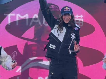 现场直击谷爱凌捧杯瞬间！氛围欢乐沸腾！