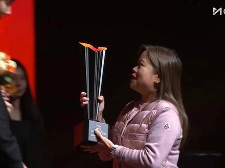 这或许是最优雅的一场颁奖礼了，不见饭圈纷争，王曼昱蒯曼笑容满面