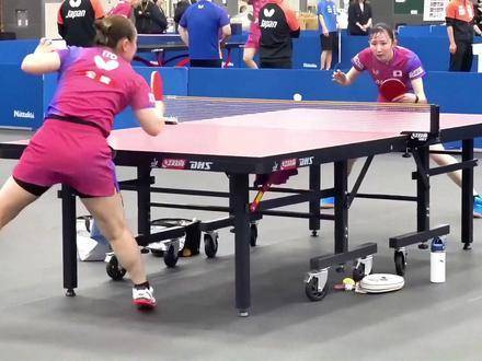 伊藤美诚赛前训练竖大拇指逗笑早田希娜