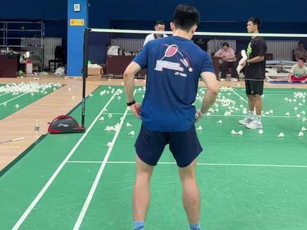 看起来表面冷静如常 内心却在偷偷窃喜