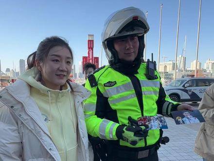 奥运冠军陈梦为交警同志签名留念，并贴心送上暖心寄语