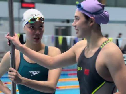 在训练的间隙，国家队队员们彼此交流技术、分享心得，为着共同的梦想并肩拼搏