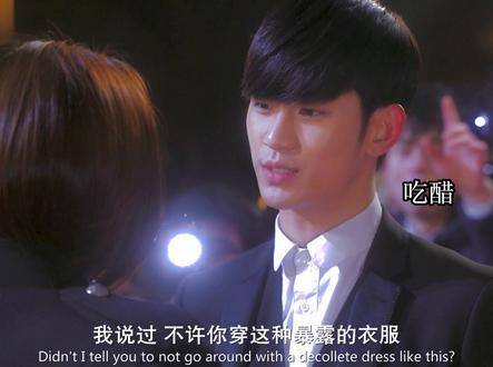 “当我穿着张扬的服饰走在街头，你忽然出现了”