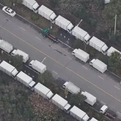 啥情况？扬州这里数百辆新车占道！