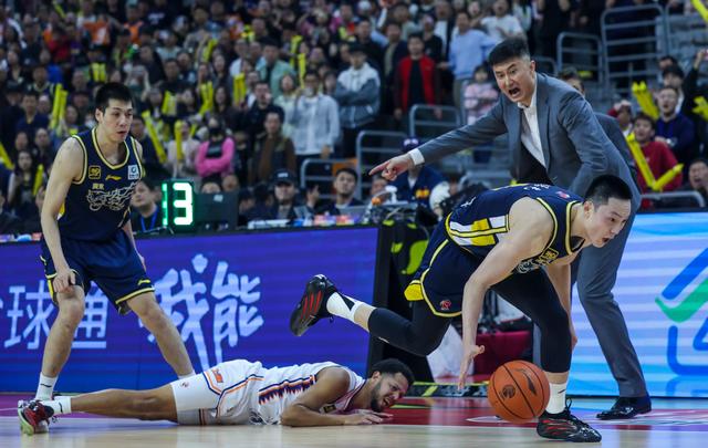 97-94惊险拿下广州，杜锋却不满意：失误背后藏隐忧