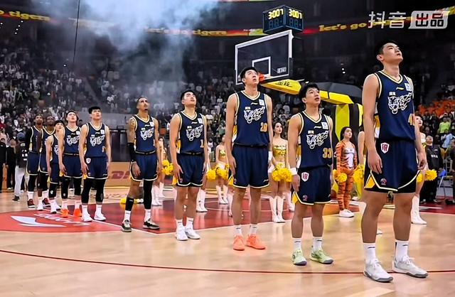 广东击败广州 听听媒体专家怎么说 徐杰出色 郭艾伦低迷 杜锋战术有效