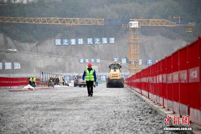 图为重庆藻渡水库的大坝施工现场。张旭 摄