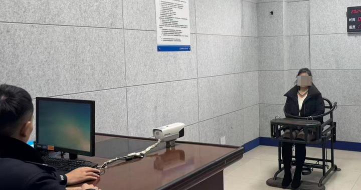 暖心披衣？竟是黑手！酒醉昏睡时，万元金饰在出租车上被闺蜜摸走