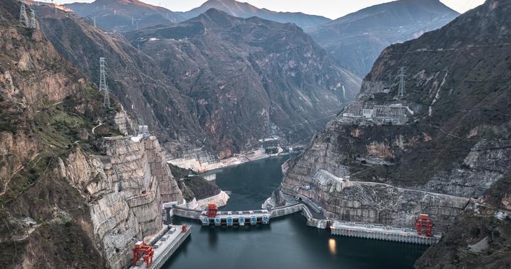 金沙江上的绿色脉冲