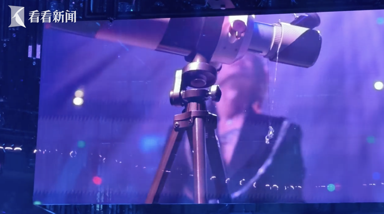 泪目！言承旭在演唱会上拿出"流星项链"缅怀大S