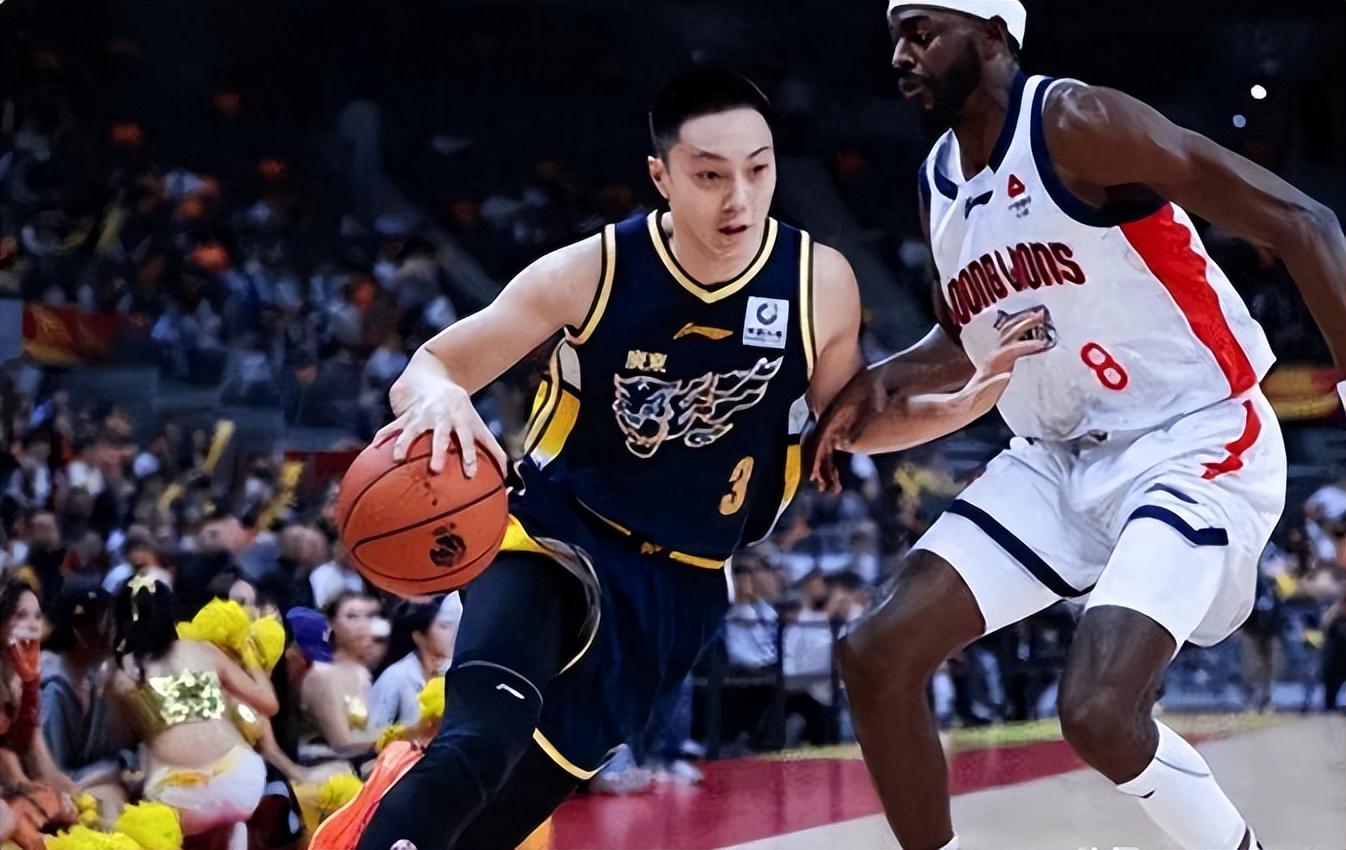 广东男篮险胜广州，胡明轩状态依旧差，多次被杜锋疯狂输出