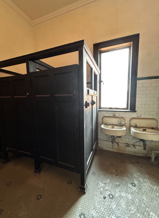 图8 银行工会大楼的老卫生间