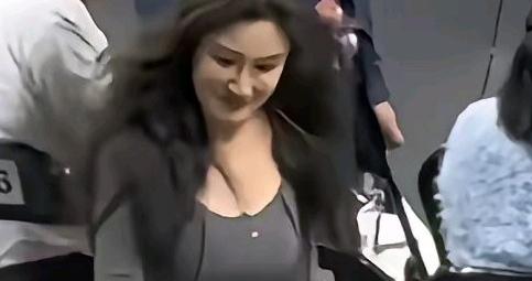 周琦一家近照，大6岁妻子身材好，儿子也爱篮球，29岁身家过亿