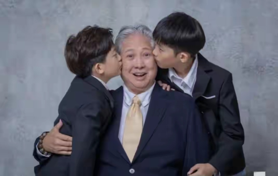 功夫巨星洪金宝为报恩20年任劳任怨，薪酬比成龙低，看透圈中百态