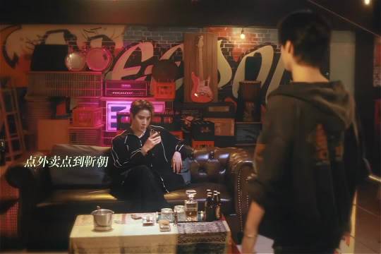 在泰国拍的，演都不演了是吧 这林岁老是邪魅一笑在男主这里