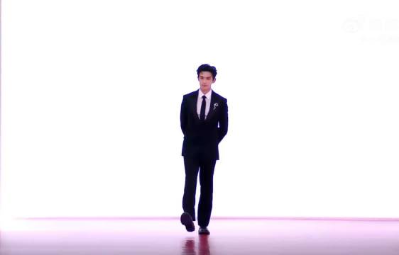 吴磊今天星光大赏红毯路透，潇洒帅小伙！