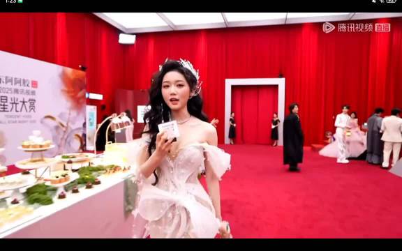 2025星光大赏红毯高定礼服惊艳，孟子义鎏金裙封神