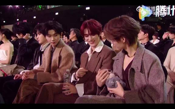 时代少年团丁程鑫张真源为刘耀文娃娃喂水