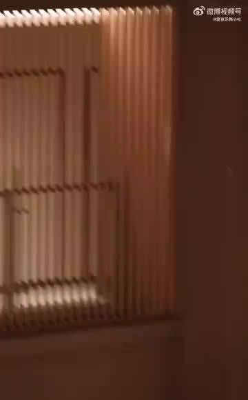 张桂源路透开房门后很大的一声哐当被热议