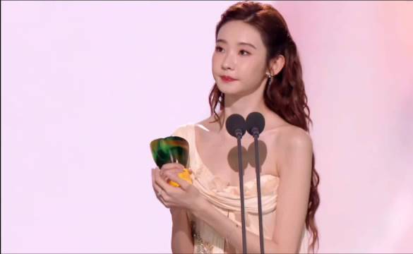 张艺凡领奖笑称脱鞋没一米八，贺峻霖获全国辅助767名