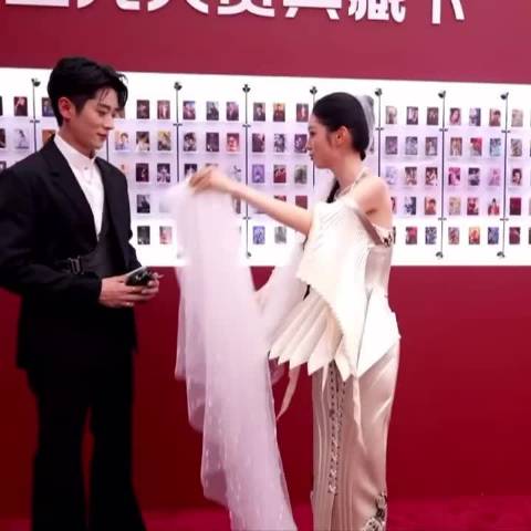 丞磊你也太细心了吧，顺手就帮周也拿上了头纱 ，丞磊 头纱主理人