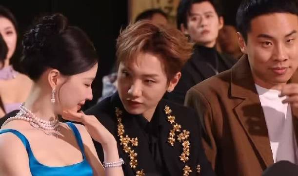 看他们仨聊天好开心啊 ，汪苏泷徐志胜笑成一团啦，申请加入，还得是熟人局