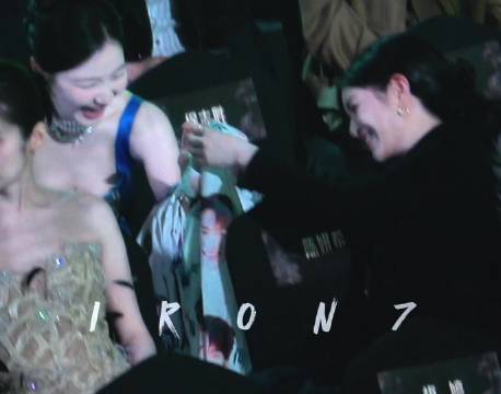 金婧将周柯宇大头衣转赠陈妍希并拍照留念