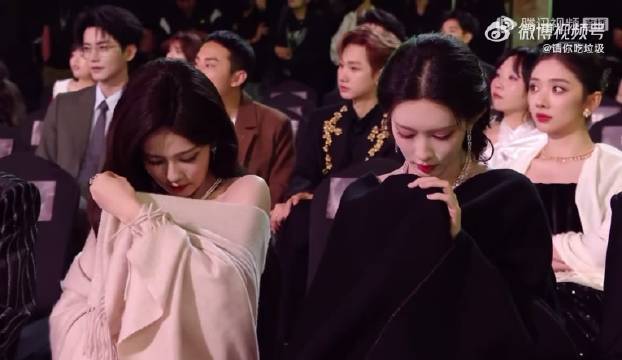 星光大赏白鹿孟子义偷玩手机被导播抓拍