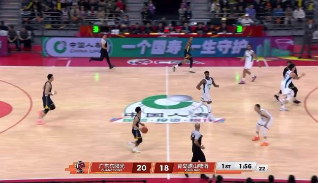 杜指导也忍不了了，杜锋冲进场内跟裁判理论吃到一次技术犯规