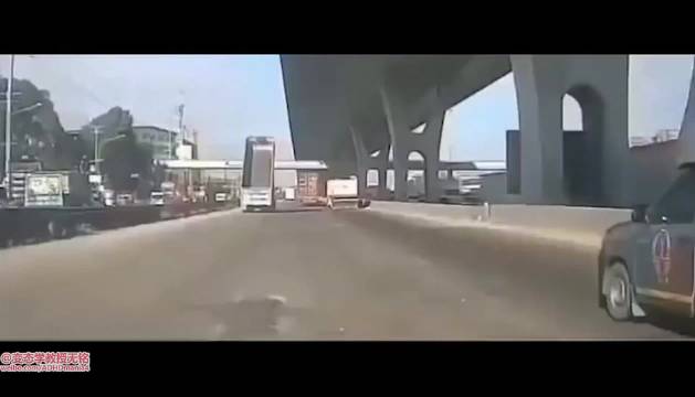 白痴卡车摧毁大桥，还连累了旁边的倒霉蛋