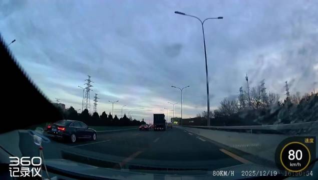 小米SU7操控性能获赞，车主激进驾驶引安全担忧