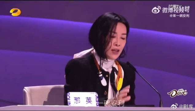 那英直播造型优雅大气获何炅点赞