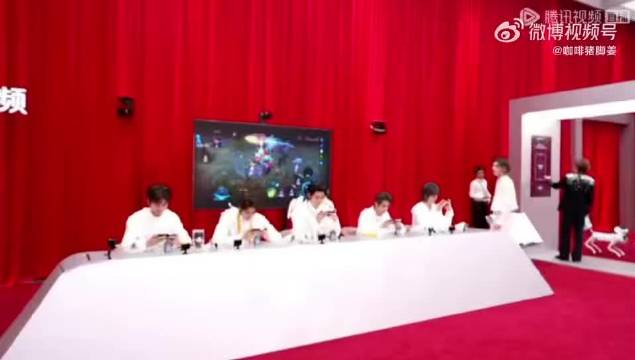 林允星光大赏造型惊艳，扎针秒变可爱怂包