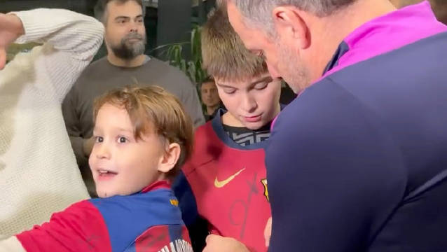 弗里克深夜抵比利亚雷亚尔坚持为球迷签名合影