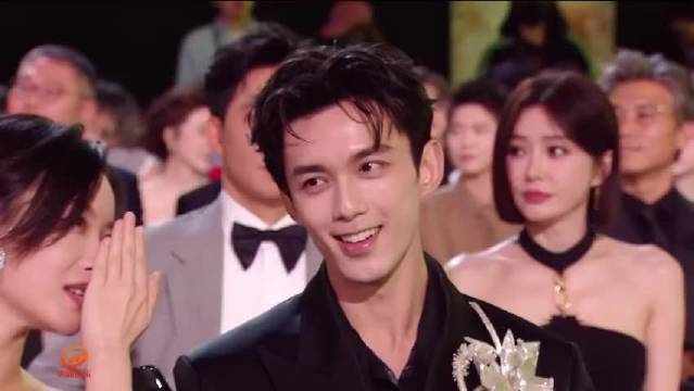 吴磊倪妮星光大赏内场热聊 帅哥美女聊啥呢，加我一个行不行，俺也想听听