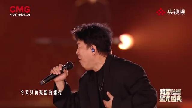 黄渤央视盛典粤语献唱光辉岁月致敬奋斗者