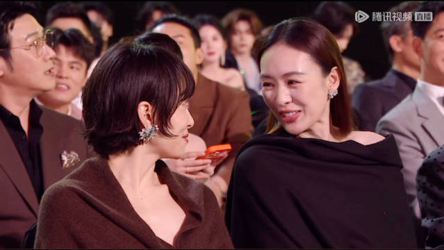 我们宋茜和童瑶聊什么呢 好开心@宋茜 宋茜好大一个蝴蝶结星光大赏座位