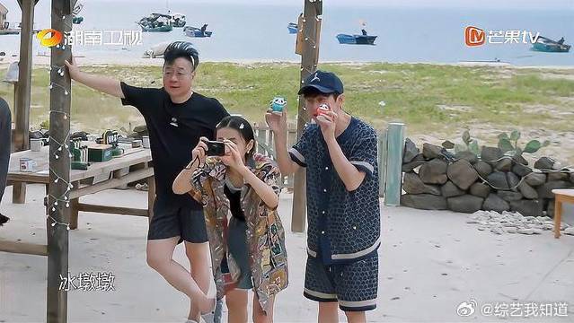 张子枫在蘑菇屋为邻居拍照变身摄影师