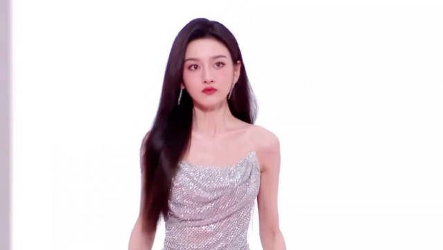 宋祖儿简约妆造展现顶级骨相美