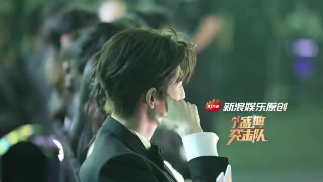 张凌赫星光大赏内场，听着汪苏泷表演打节拍！