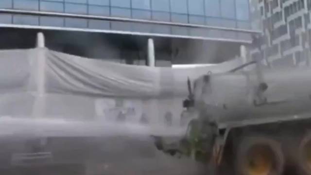 粪车和水炮车对喷