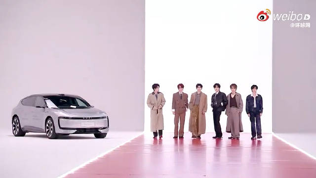 时代少年团全员亮相腾讯视频星光大赏红毯