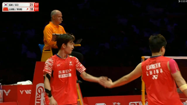 梁伟铿王昶第二局从7:17 追到14:17 非常棒呀 感觉确实是涨球了