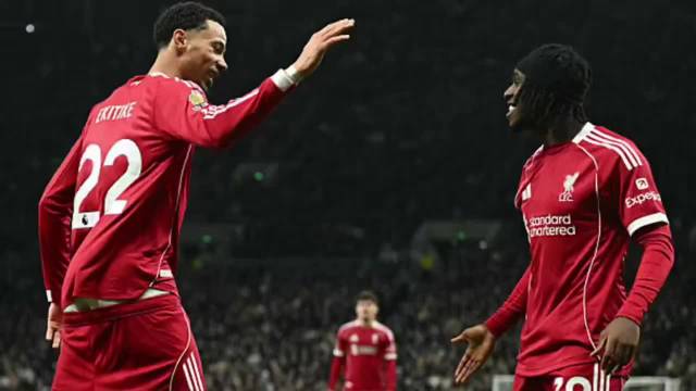 弗林蓬替补登场拓宽边路，助攻埃基蒂克破门