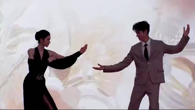 龚俊王玉雯星光大赏同台互动，白衣公卿引期待