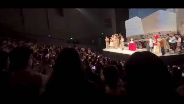 谢娜连夜飞沪为张杰庆生，后台惊喜引尖叫