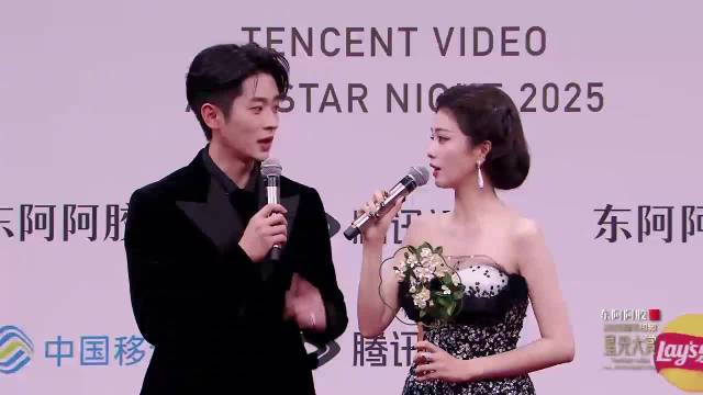 直播，@白鹿my 和@丞磊 比心三连拍，男帅女美，期待《莫离》早日播出！