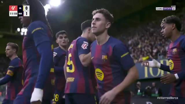 拉菲尼亚进球后和亚马尔的庆祝