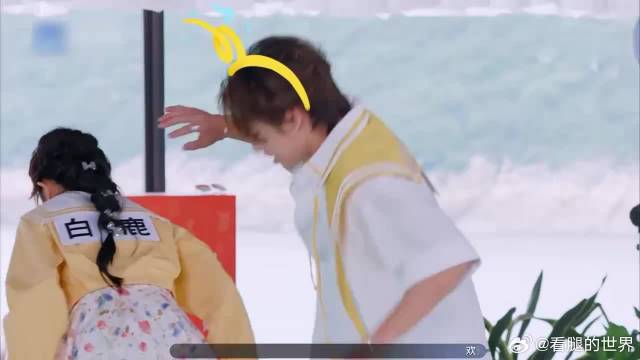 郑恺有多在意身高，CC比他高一点点，他都要垫砖手动长高