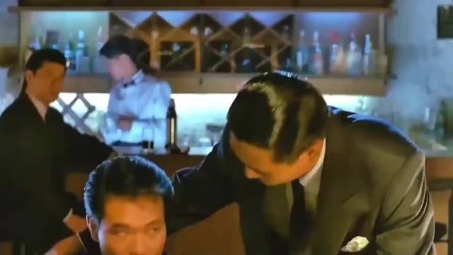 发哥演赌神的气场真的太强大了！拿最小的牌下最大的注，经典百看不厌！